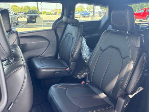 2027 Chrysler Pacifica Select