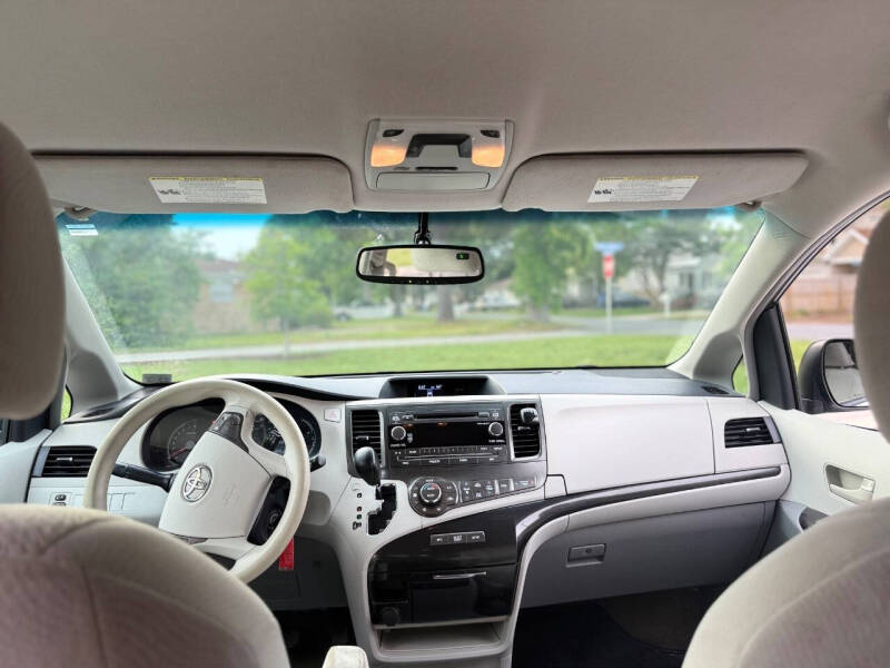 2013 Toyota Sienna LE 8-Passenger