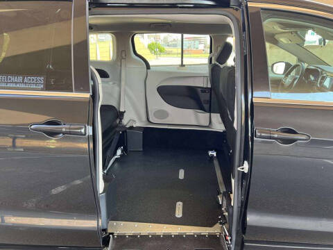 2022 Chrysler Voyager LX