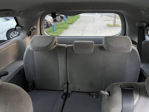 2013 Toyota Sienna LE 7-Passenger Auto Access Seat