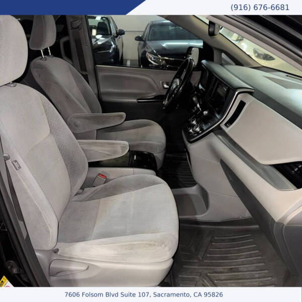 2017 Toyota Sienna LE 8-Passenger