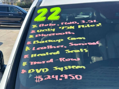 2022 Honda Pilot Touring w/Rear Captain's Chairs