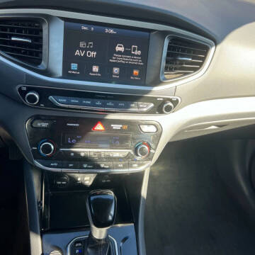 2017 Hyundai Ioniq Hybrid Blue