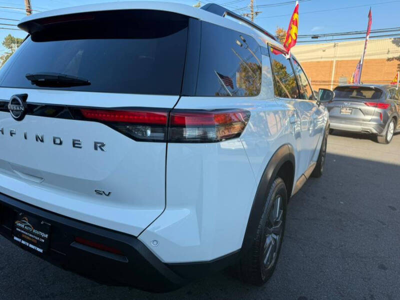 2024 Nissan Pathfinder SV