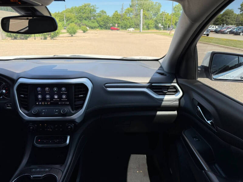 2023 GMC Acadia SLT