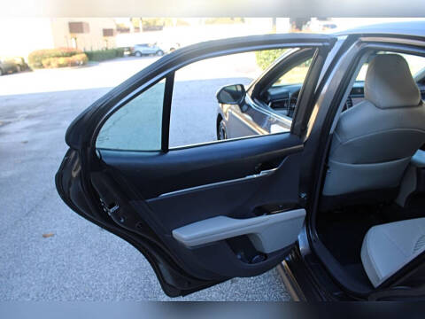 2020 Toyota Camry Hybrid SE