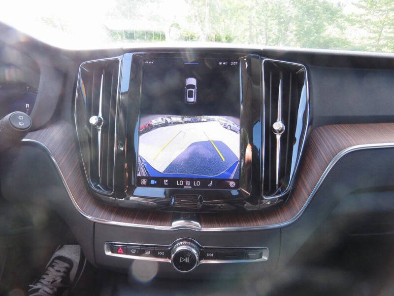 2022 Volvo XC60 B5 Momentum