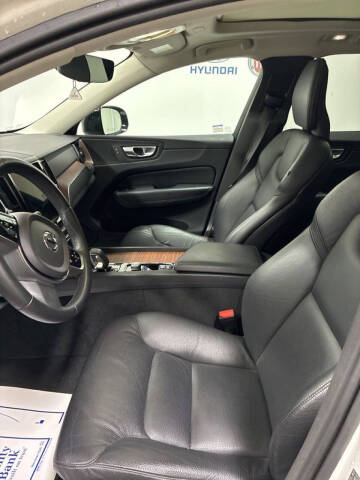 2024 Volvo XC60 B5 Plus Dark Theme