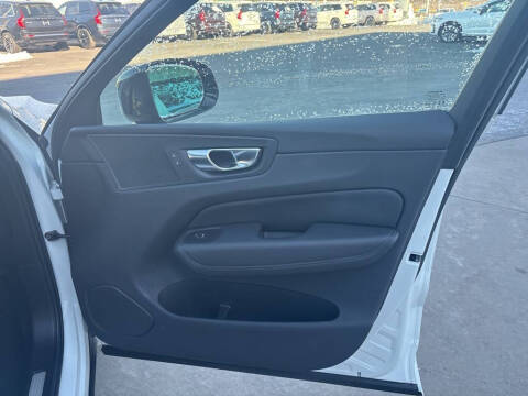 2025 Volvo XC60 B5 Plus Dark Theme