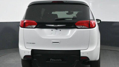 2025 Chrysler Voyager LX