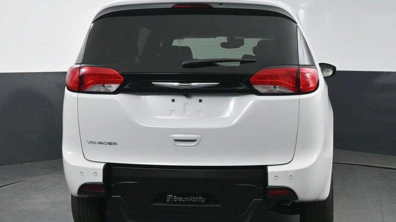 2025 Chrysler Voyager LX