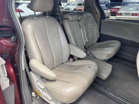 2014 Toyota Sienna XLE 8-Passenger