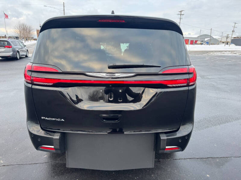 2025 Chrysler Pacifica Select