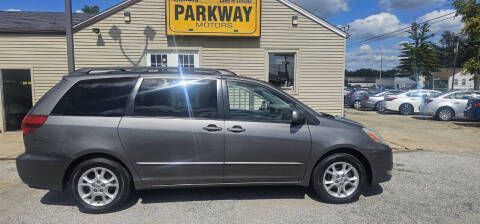 2005 Toyota Sienna for sale at Parkway Motors in Springfield IL