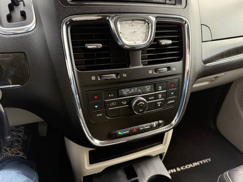 2013 Chrysler Town and Country Touring
