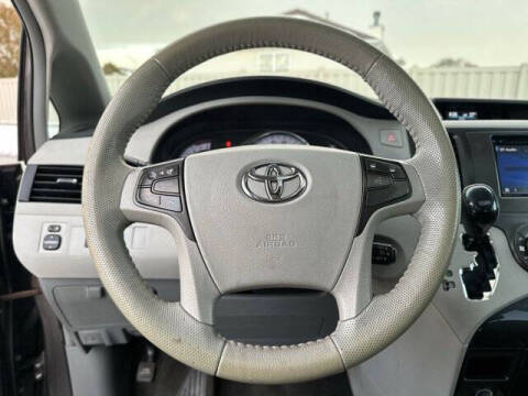 2013 Toyota Sienna SE 8-Passenger