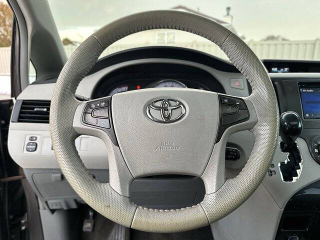 2013 Toyota Sienna SE 8-Passenger