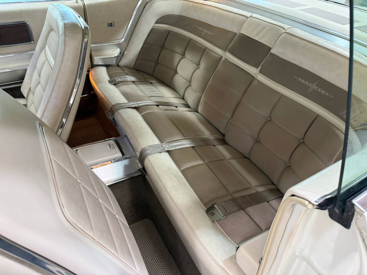 1967 Ford Thunderbird 37