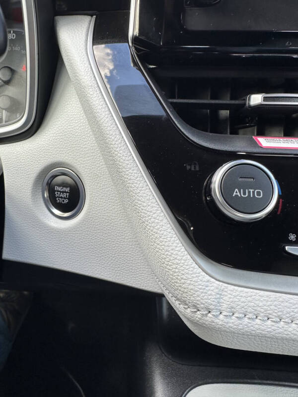 2025 Toyota Corolla Hatchback SE