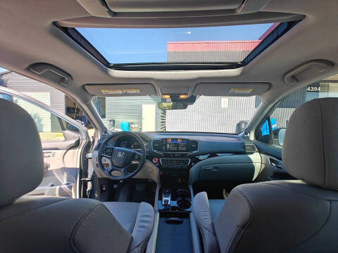 2020 Honda Pilot Touring w/Rear Captain's Chairs