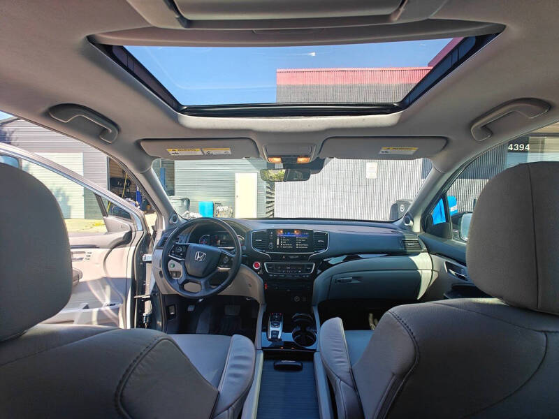 2020 Honda Pilot Touring w/Rear Captain's Chairs