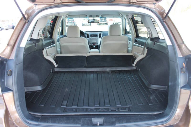 2013 Subaru Outback Premium photo 16