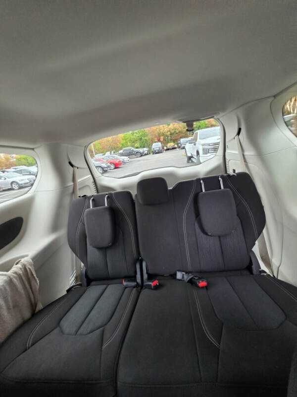 2022 Chrysler Voyager LX