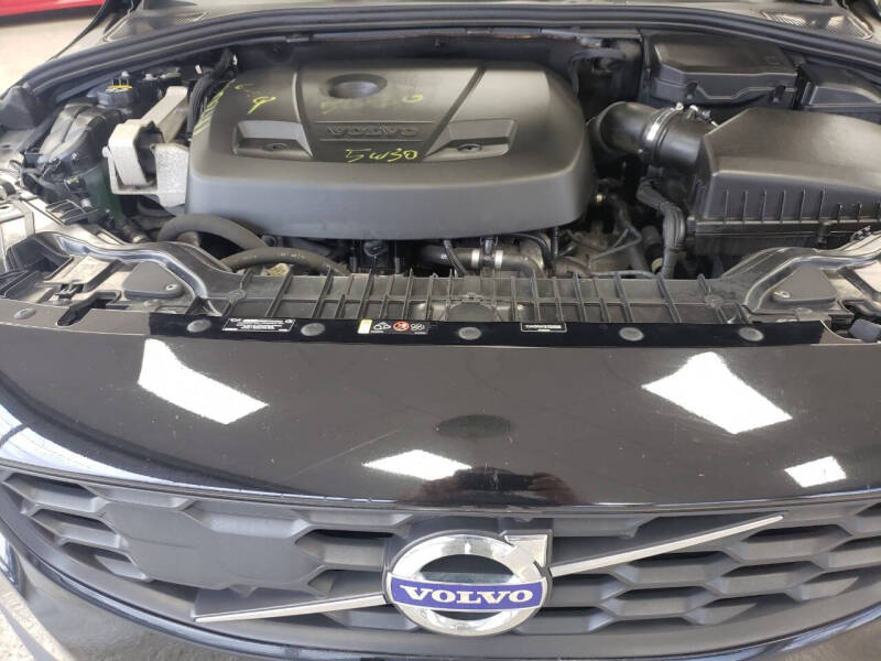 2017 Volvo V60 Base photo 10