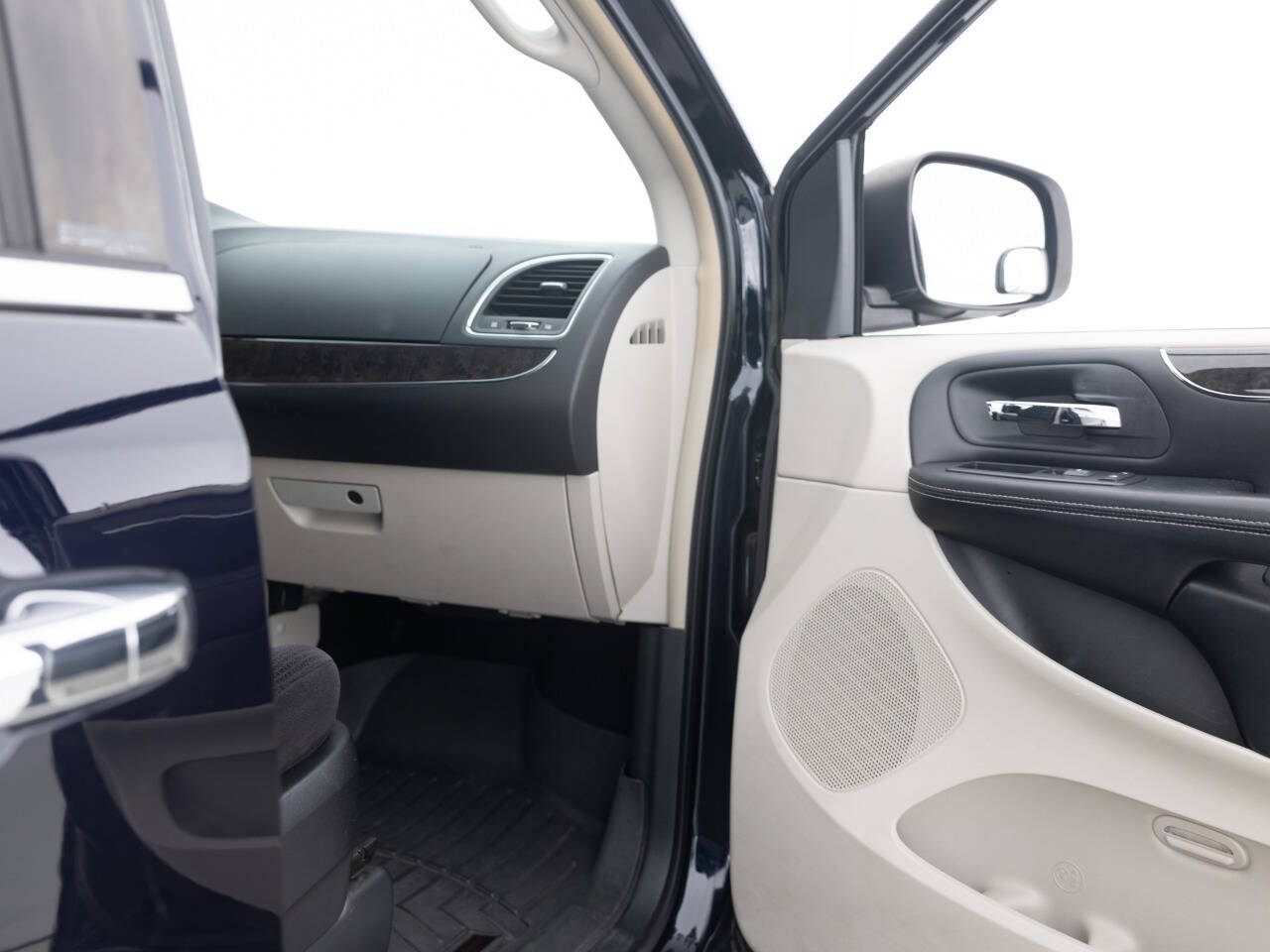 Used Car 2011 Chrysler Town And Country  Touring 4dr Mini Van For Sale Under $10,000 In Coal City, Illinois