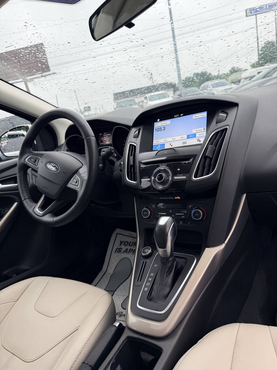 Off white 2016 Ford Focus Titanium Titanium 4dr Hatchback 24