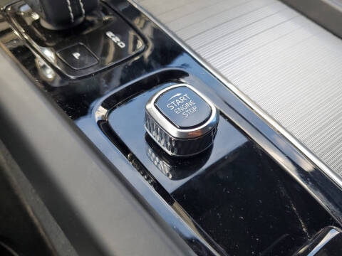 2022 Volvo XC60 B6 R-Design