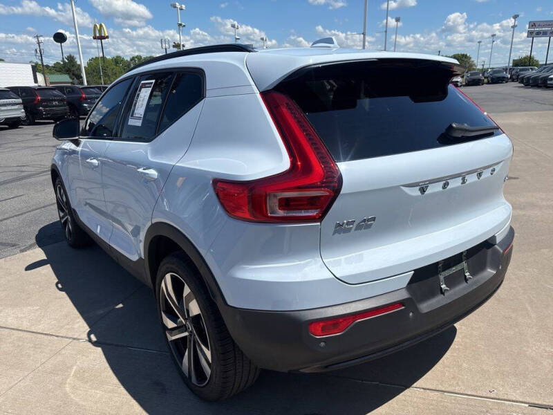 2024 Volvo XC40 B5 Plus Dark Theme