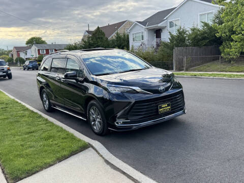 2022 Toyota Sienna XLE 8-Passenger