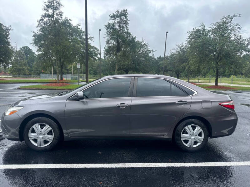 2017 Toyota Camry LE photo 3