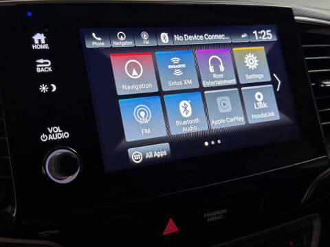 2019 Honda Pilot Touring w/Rear Captain's Chairs