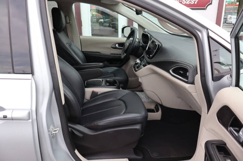 2024 Chrysler Pacifica Plug-In Hybrid Select