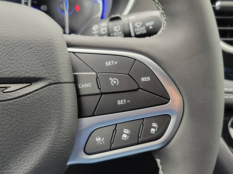 2027 Chrysler Pacifica Select
