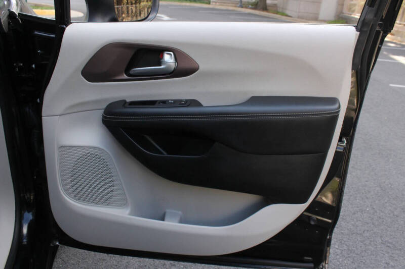 2024 Chrysler Voyager LX