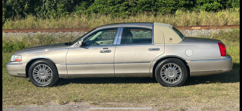 2003 Lincoln Town Car Executive photo 5