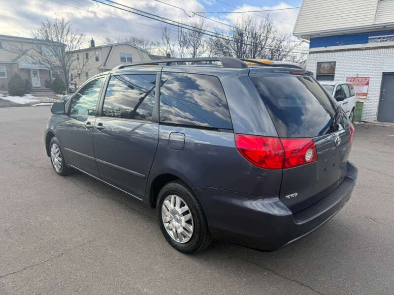 2007 Toyota Sienna LE 8-Passenger