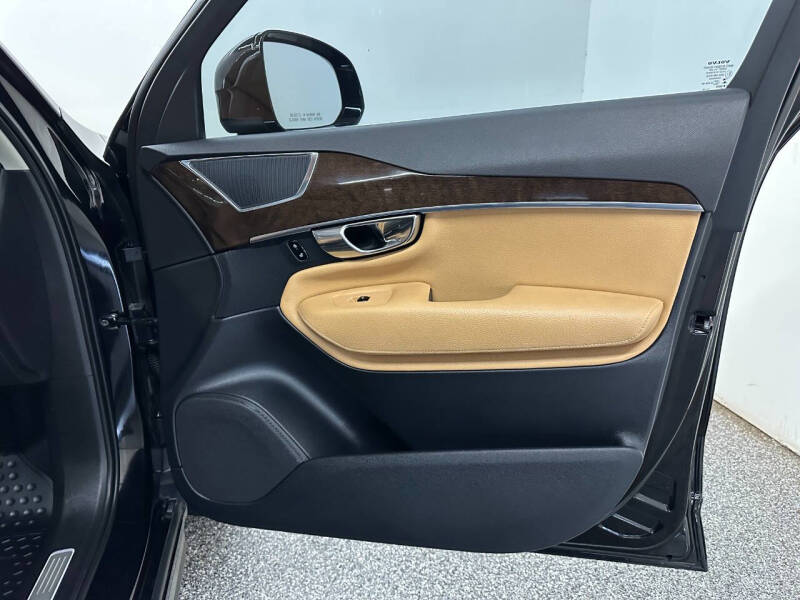 2016 Volvo XC90 T6 Momentum