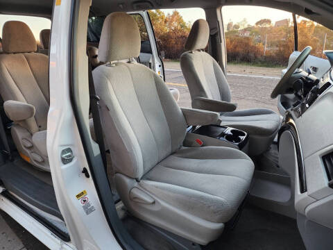 2013 Toyota Sienna LE 8-Passenger