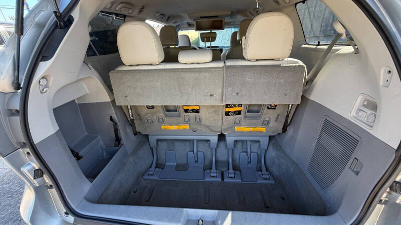 2012 Toyota Sienna XLE - Photo 6