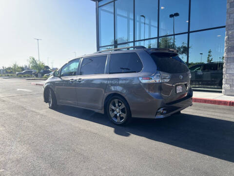 2015 Toyota Sienna SE Premium 8-Passenger