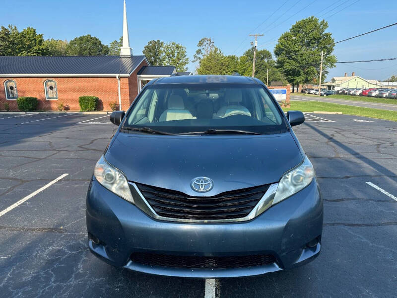 2013 Toyota Sienna LE 8-Passenger