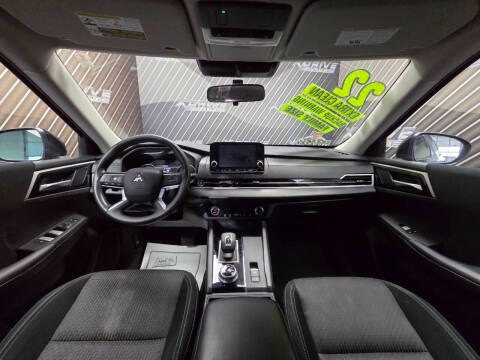 2022 Mitsubishi Outlander ES