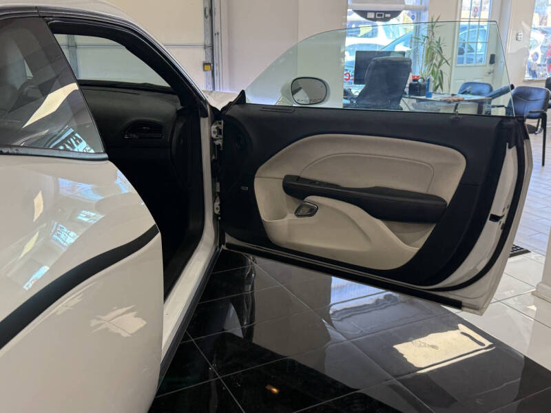 2015 Dodge Challenger SXT Plus