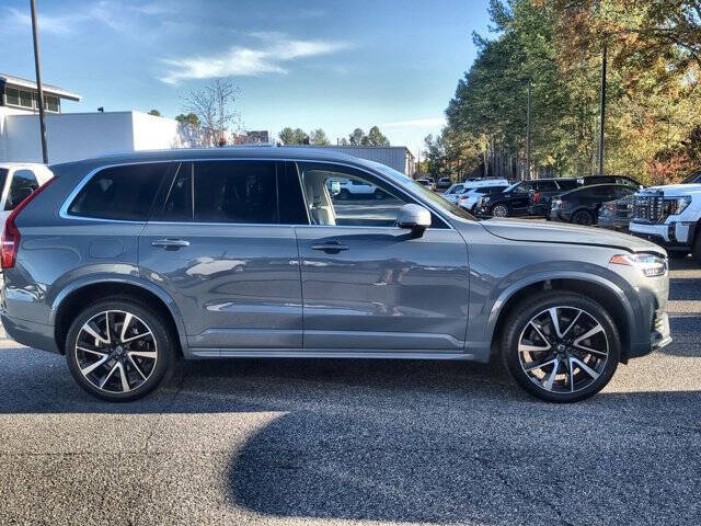2022 Volvo XC90 T6 Momentum 6-Passenger