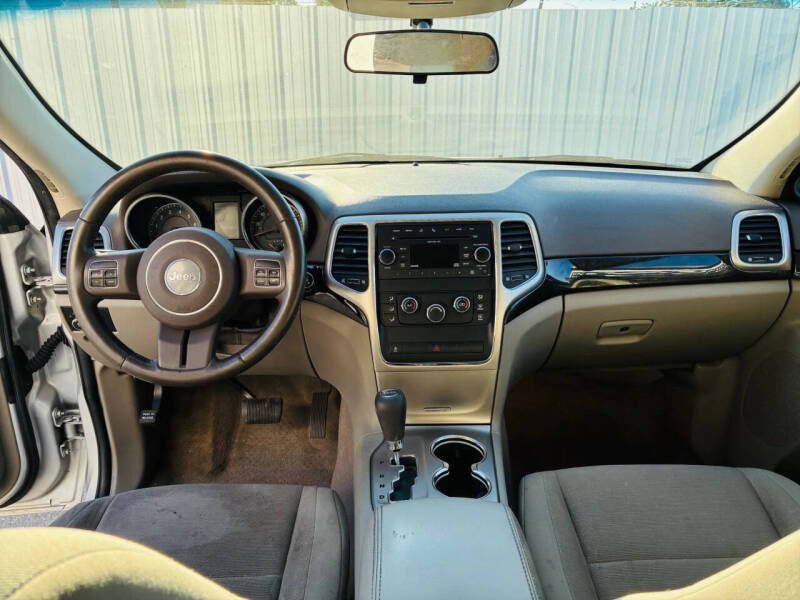2011 Jeep Grand Cherokee Laredo - Photo 11