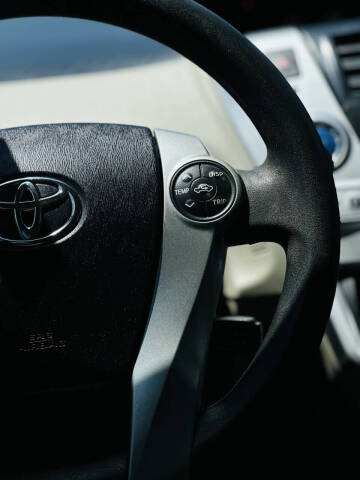 2013 Toyota Prius v Two